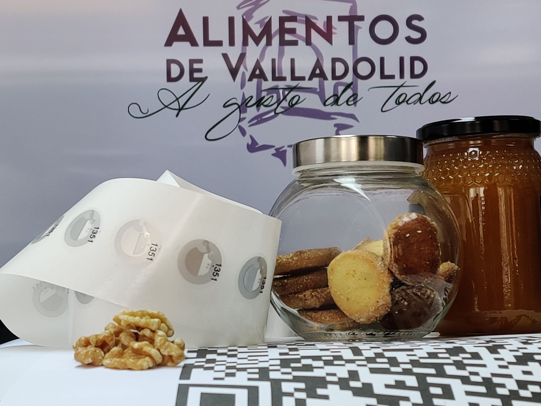 Nueces, miel y galletas de mantequilla con cartel de Alimentos de Valladolid al fondo
