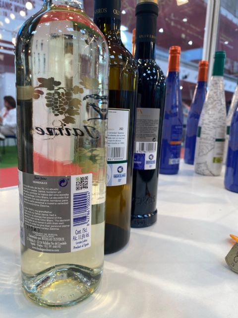Distintos vinos de Naturcode puestos encima de la mesa