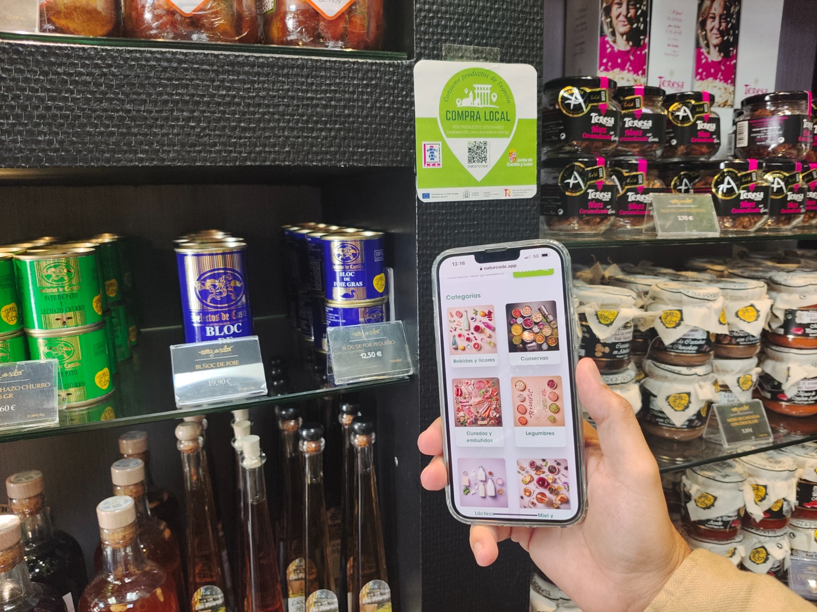 Escaneo de productos en supermercado con Naturcode en smartphone